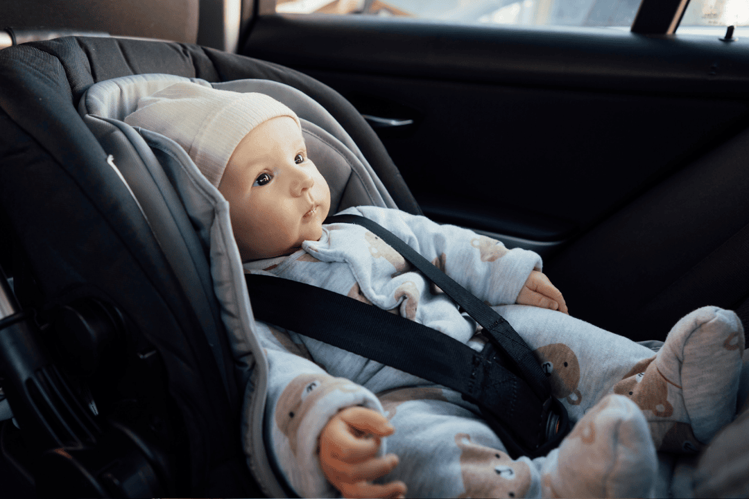 
Pööra lapse pea küljele, et lapsel säiliks loomulik hingamisasend. Jalgadevaheline rihm kinnita nii, et lapse keha kössi ei vajuks. Õlarihmad hoiavad lapse pea